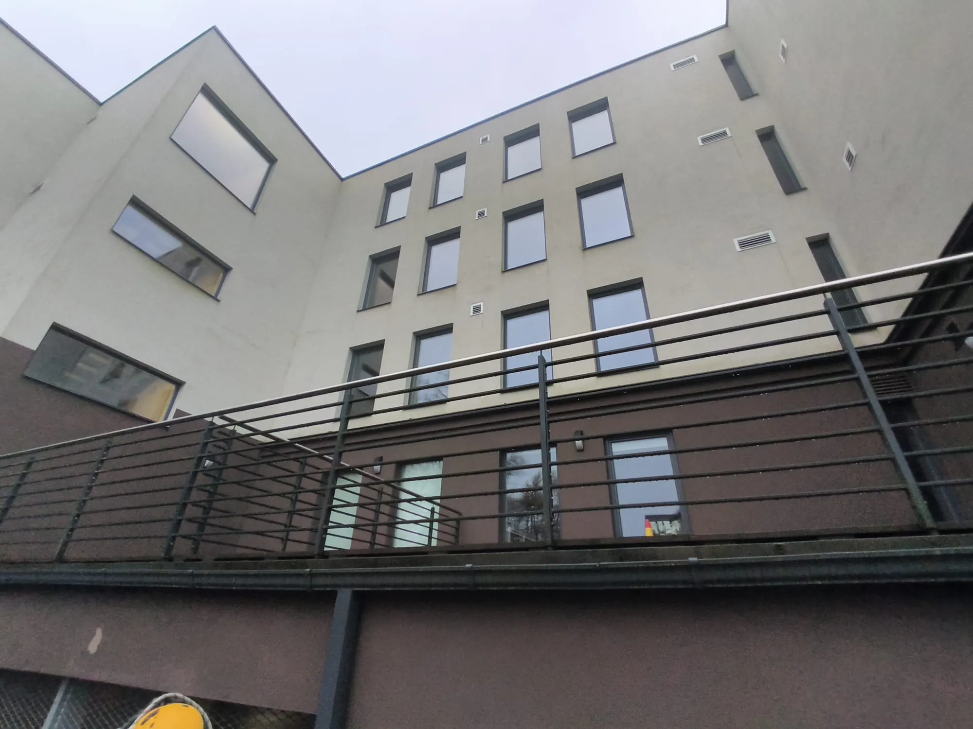 Korterelamu hoovipoolne fassaad trepikoja akendega Juurdeveo 25b