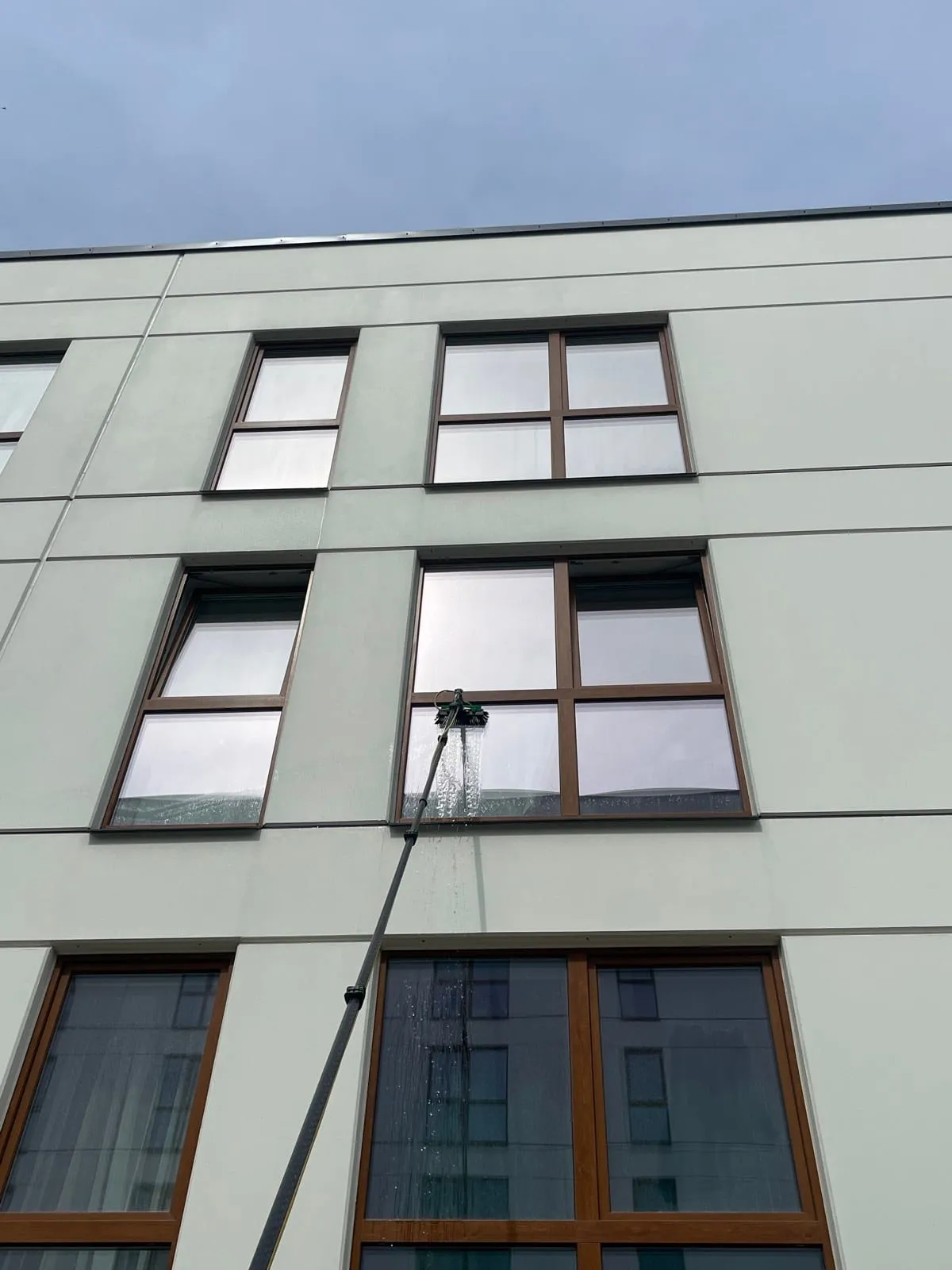 Akende pesu teleskoopharjaga kortermaja fassaadil Kadaka tee 141