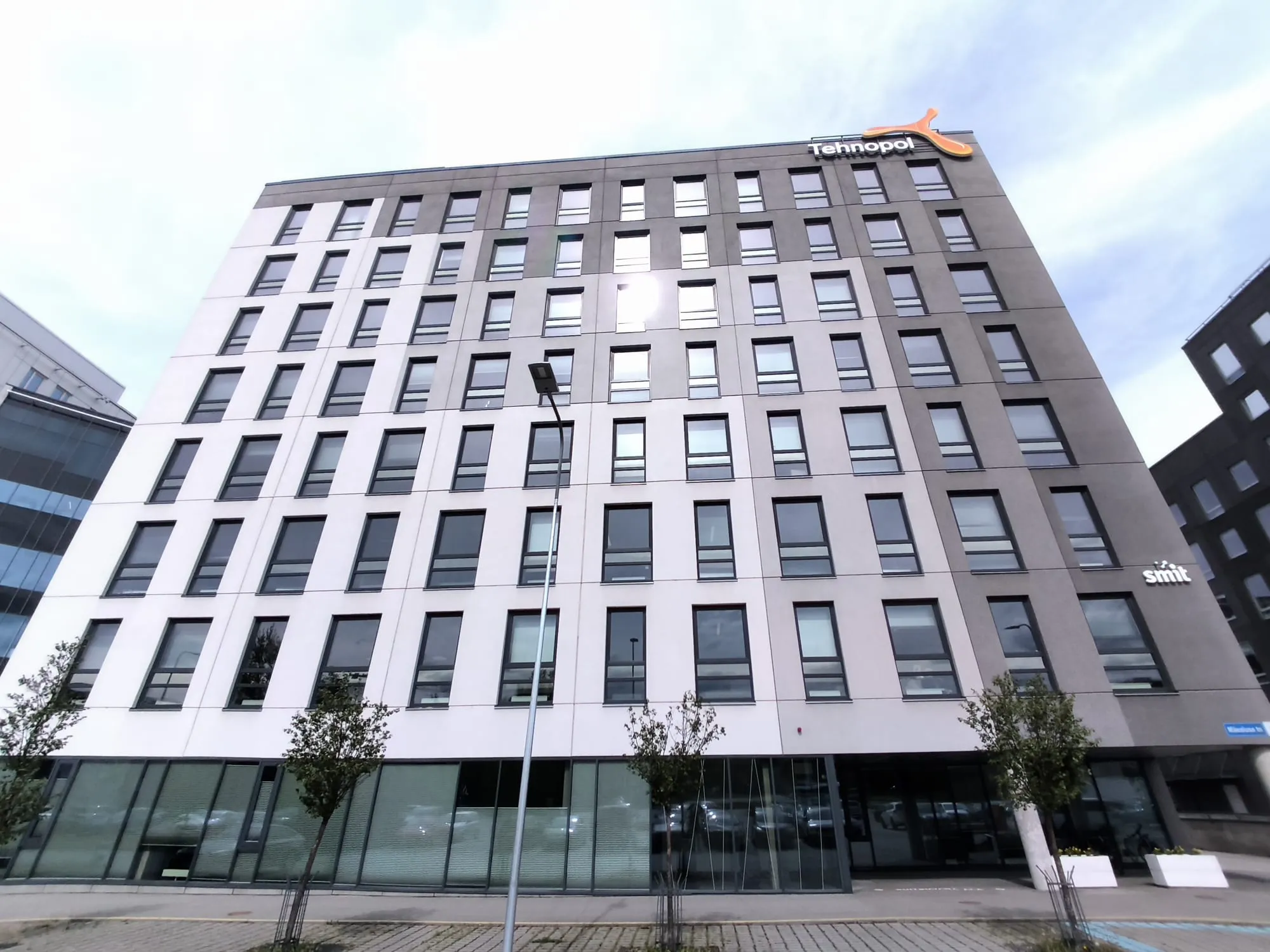 Ärilinnaku büroohoone Mäealuse 2 — akende välipesu objekt