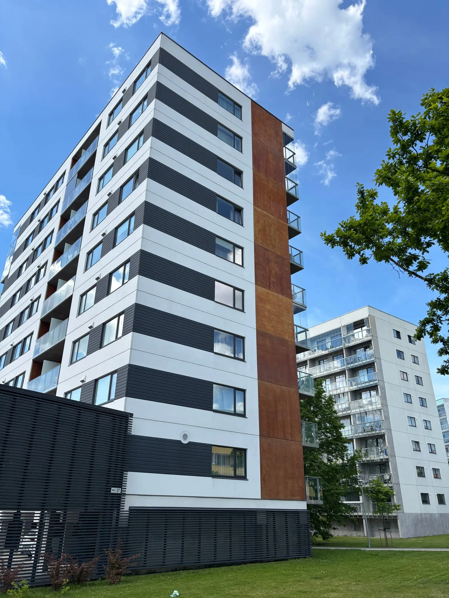 Mai 67 kortermaja fassaad ja aknad Pärnus, taustal teine kortermaja
