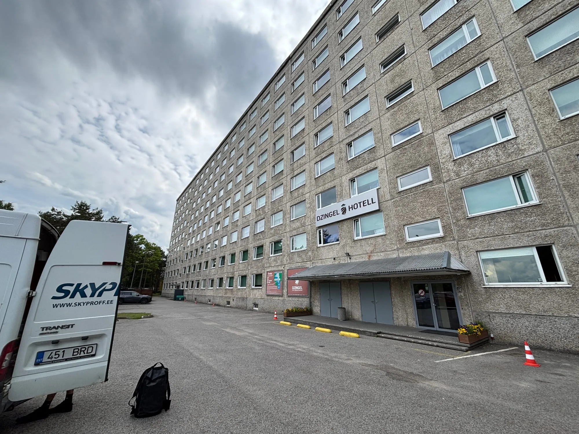 Skyproffi kaubik Männiku tee 89 hoone ees enne akende välipesu algust