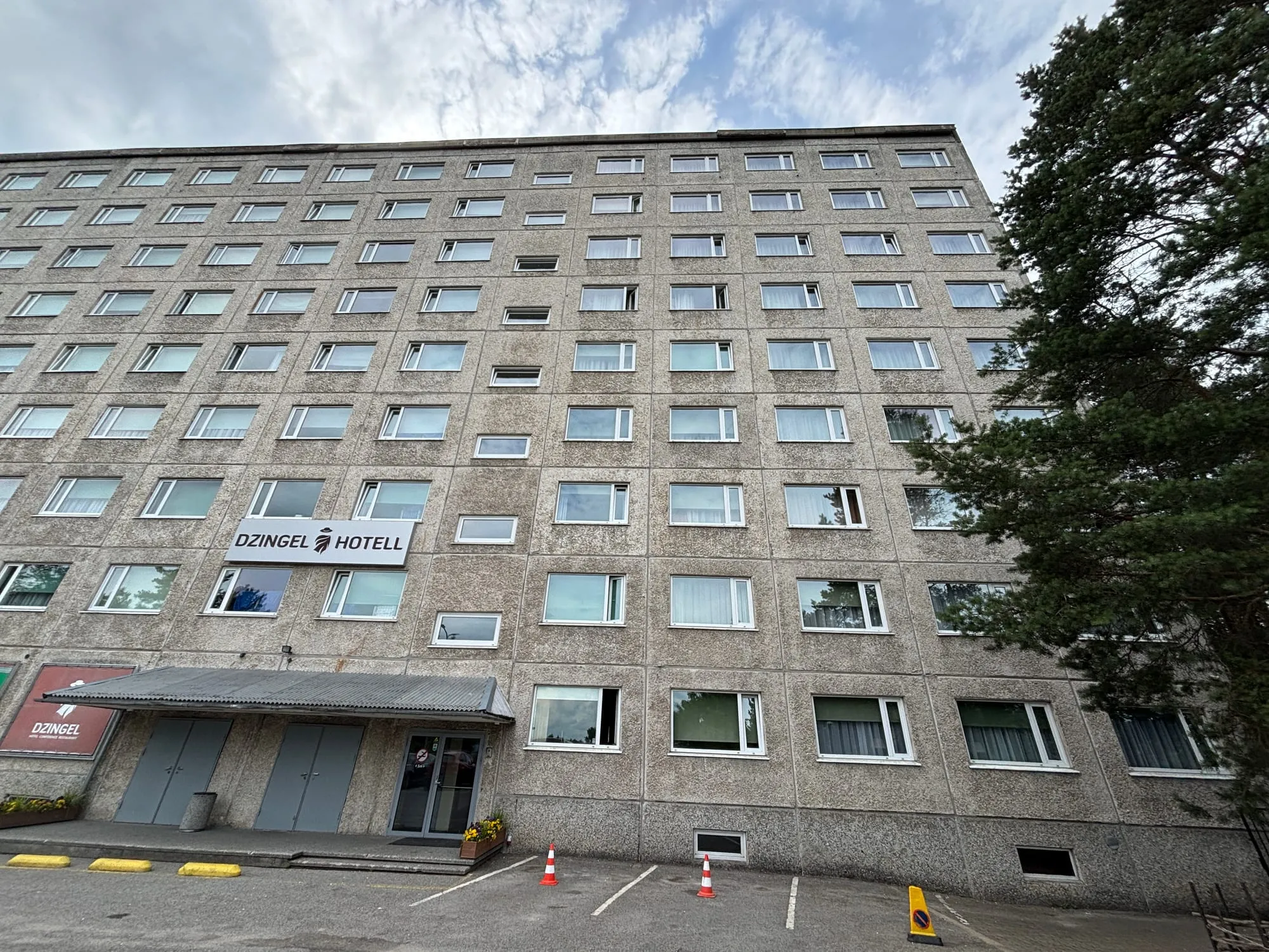 Männiku tee 89 paneelmaja esifassaad ridade kaupa akendega — kõrghoone akende pesu objekt