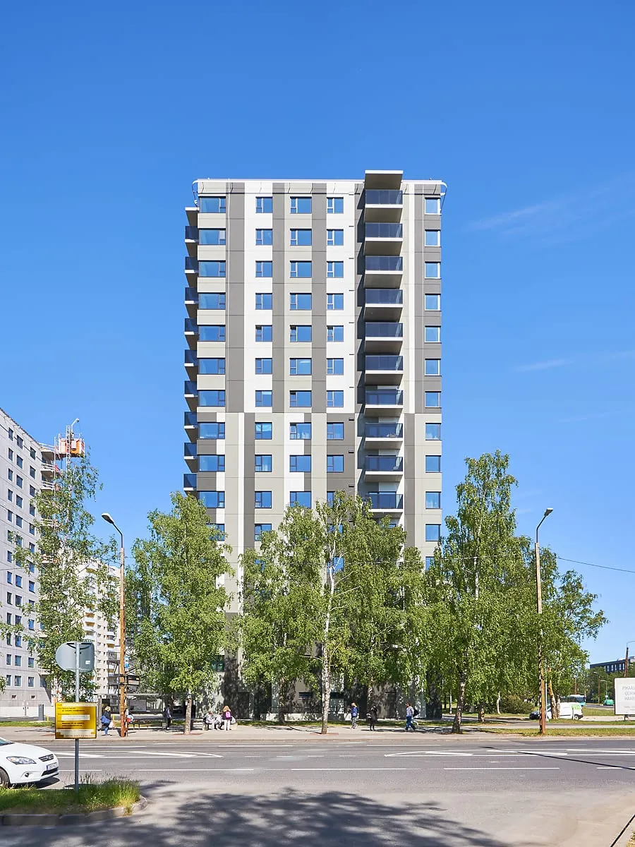 Päevalille 19 kõrghoone eestvaade — 16 korrust klaaspindu, Skyproffi akende pesu objekt