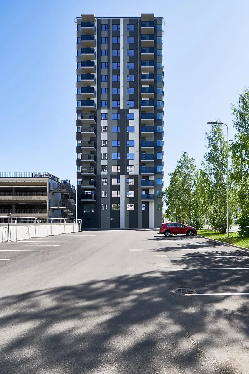 Päevalille 19 tornmaja fassaad parkla poolt — kõrghoone akende pesu objekt