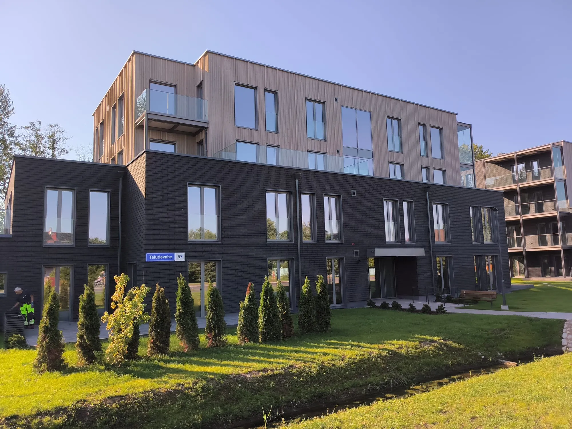 Korterelamu Taludevahe 57 välisvaade puhaste akendega, ees tööd tegev tehnik