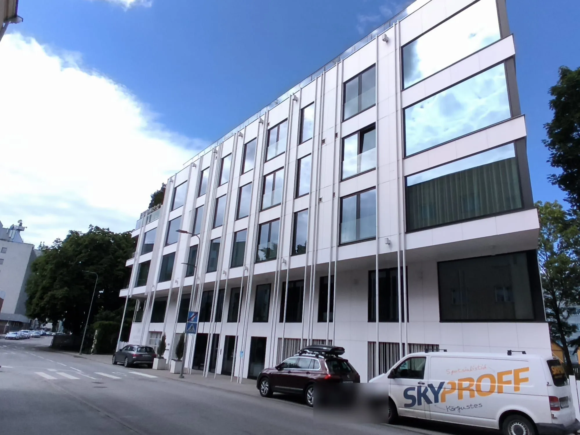 Skyproffi kaubik R. Tobiase 3 hoone ees pärast akende pesu
