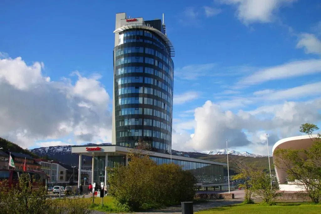 Scandic Narviku klaasfassaadiga hotellitorn, mille aknaid Skyproff igal aastal köielt peseb