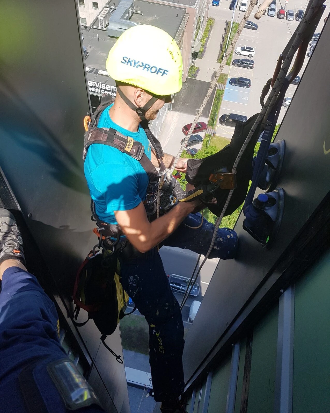 Skyproffi tehnik fassaadipaneelide parandustööl köisligipääsuga