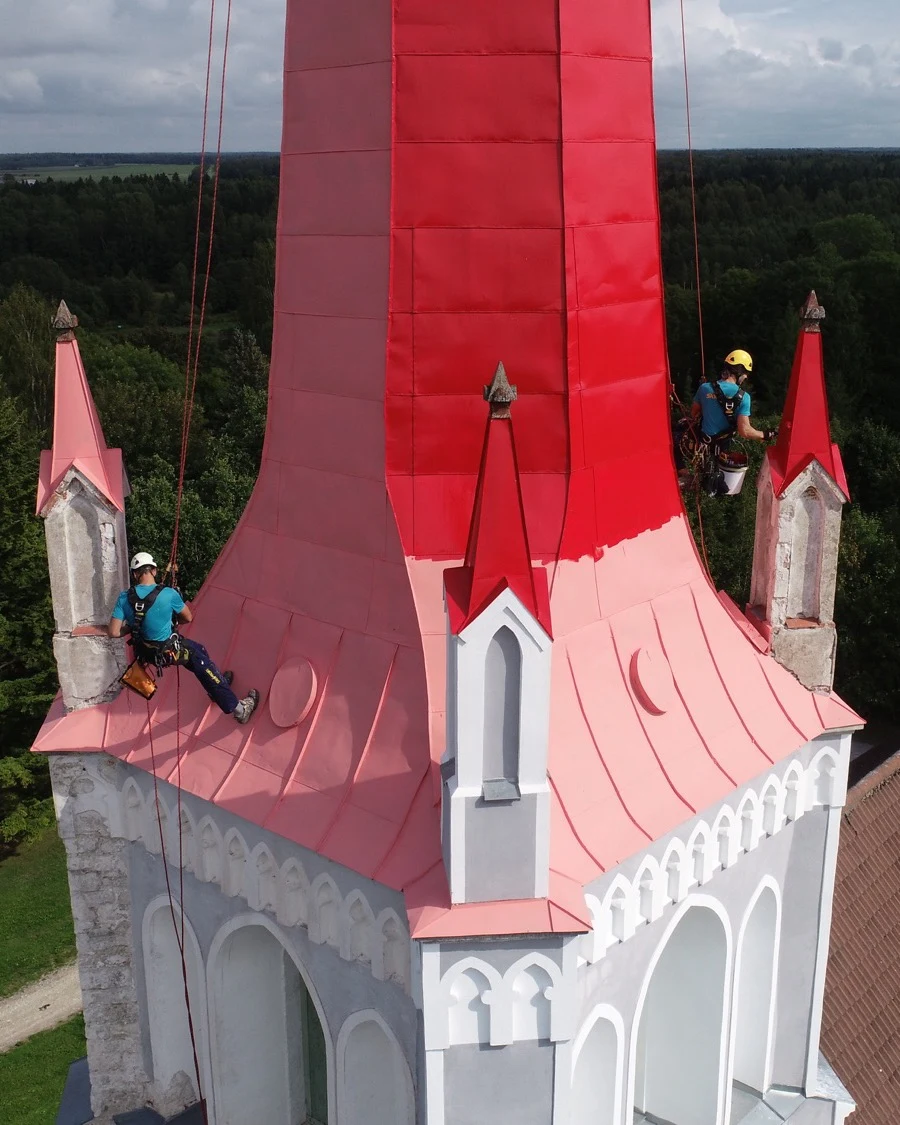 Skyproffi tehnik kirikutornil paigaldustööl