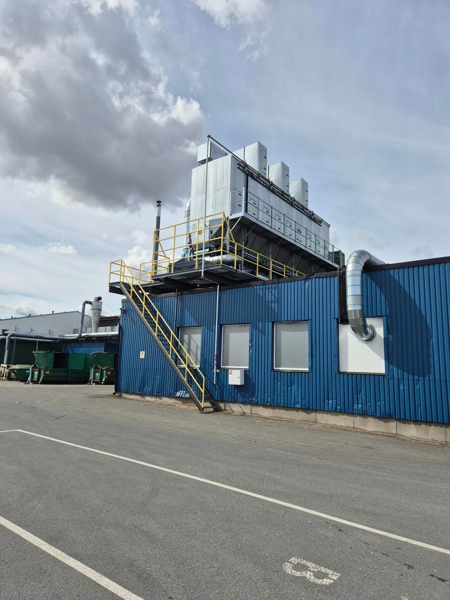 Tööstushoone katusel asuv tehniline seadmestik ja hooldusplatvorm, mida Skyproff auditeerib