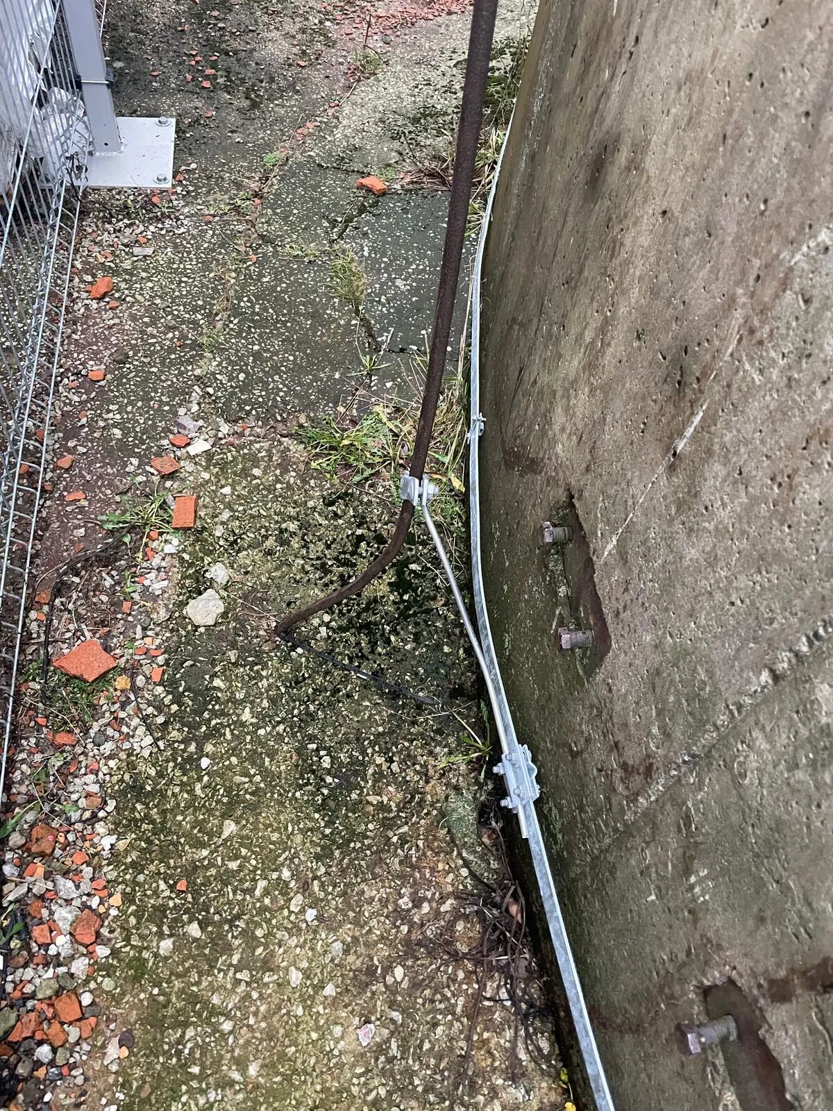 Piksekaitse maandusjuhtme klemmühendused betoonhoone soklil