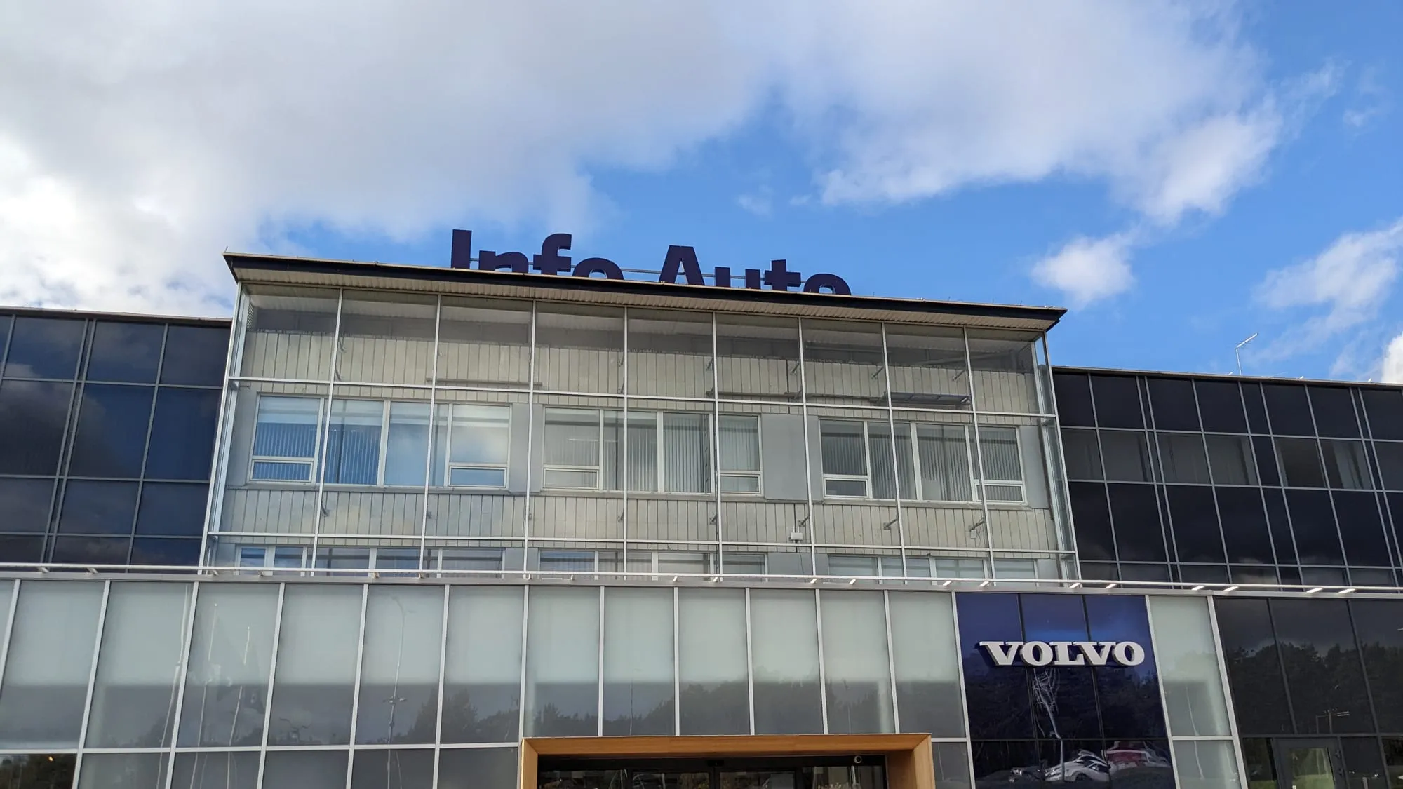 Info Auto ärihoone klaasfassaad Pärnu mnt 232 aadressil, kus käiguteed paigaldati