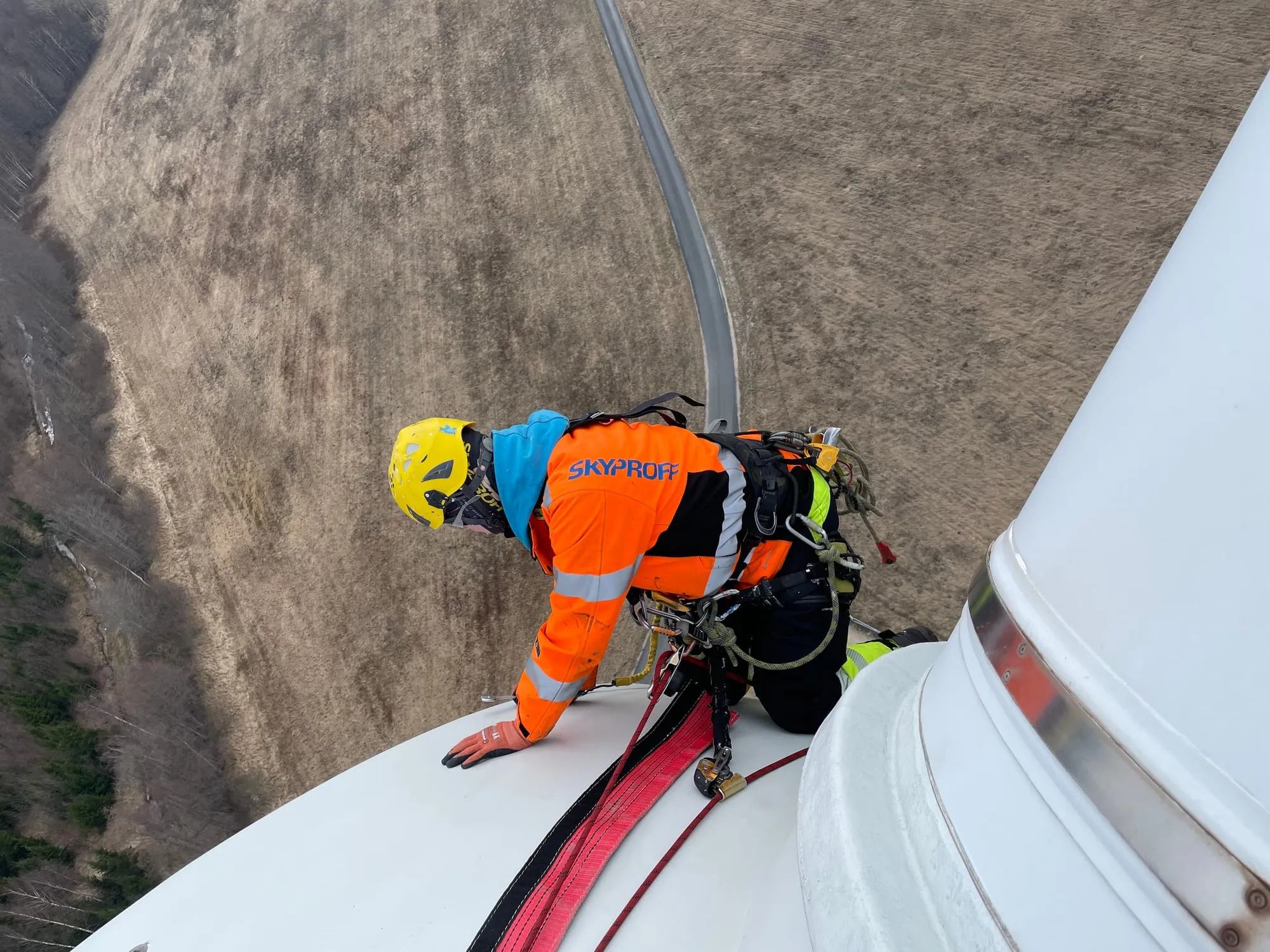 Skyproffi tehnik köisligipääsul tuuliku rummu ninaosa juures poltide kallal töötamas