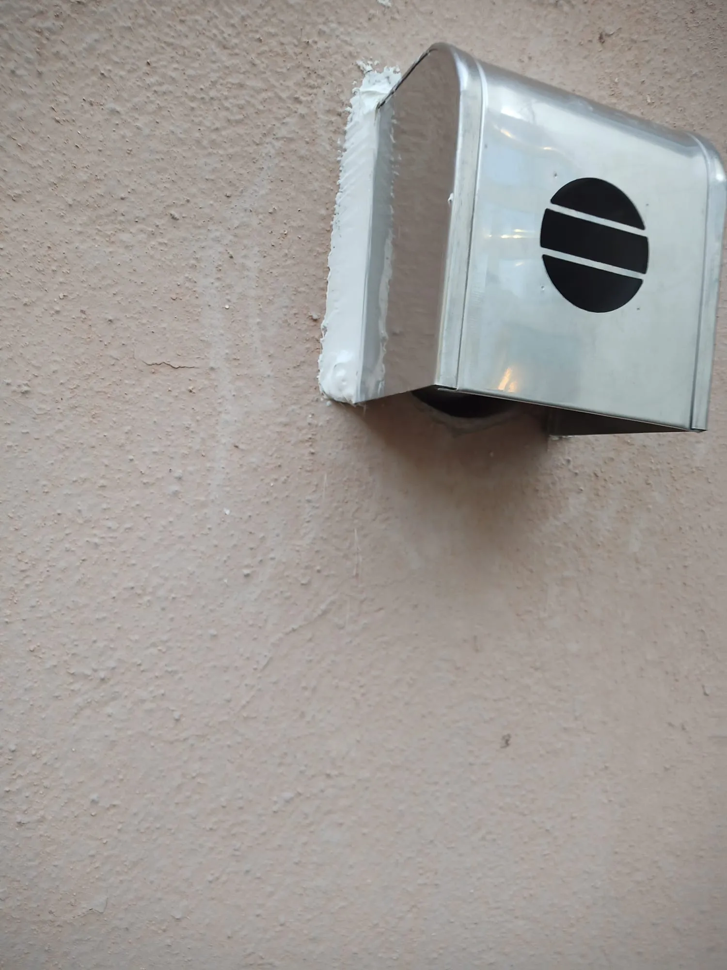 Roostevabast paigaldatud ventilatsioonitoru väliskate Tartu mnt korterelamu fassaadil