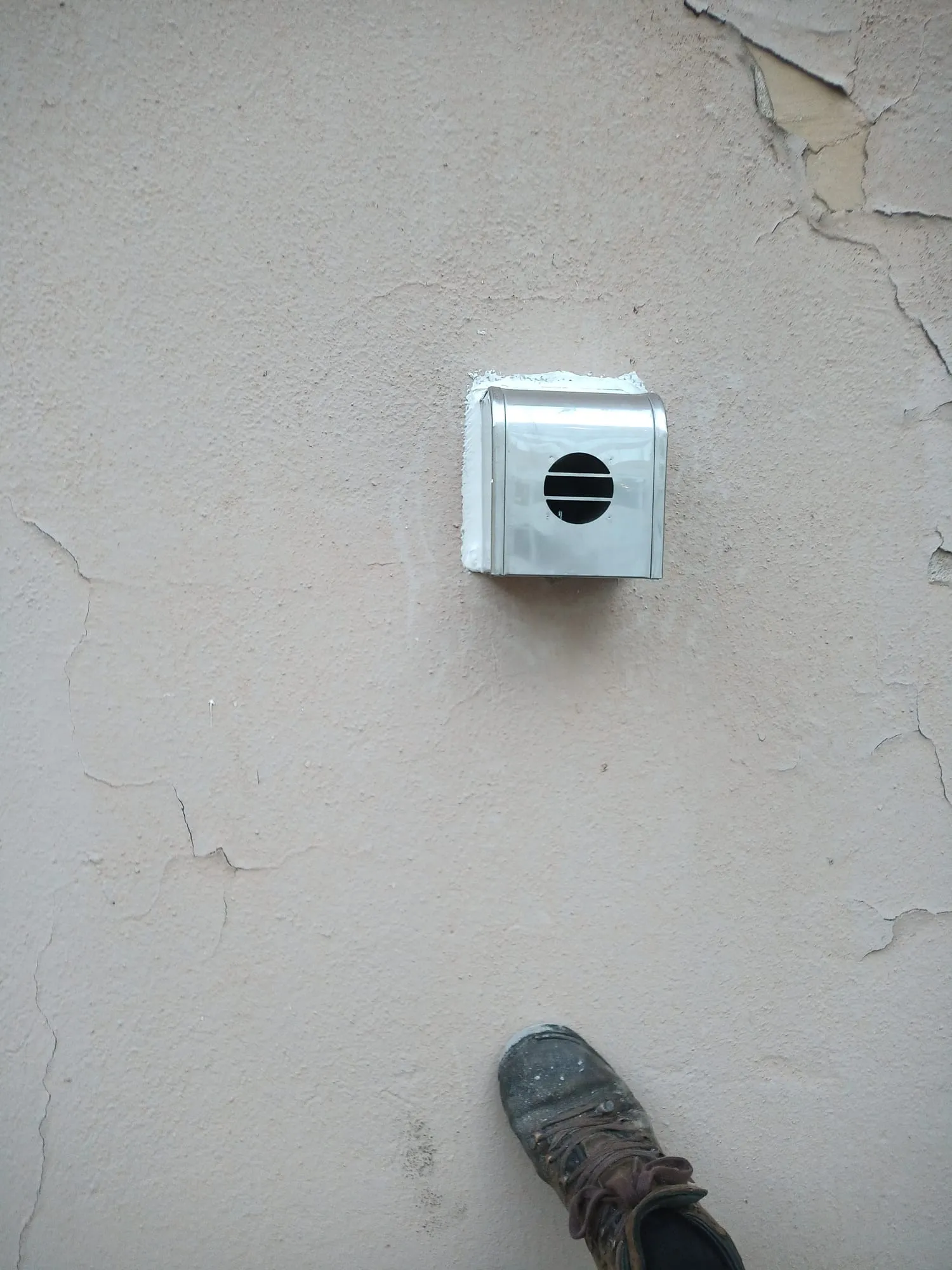 Skyproffi kõrgtööde tehnik köisligipääsul paigaldatud ventilatsioonitoru katte juures