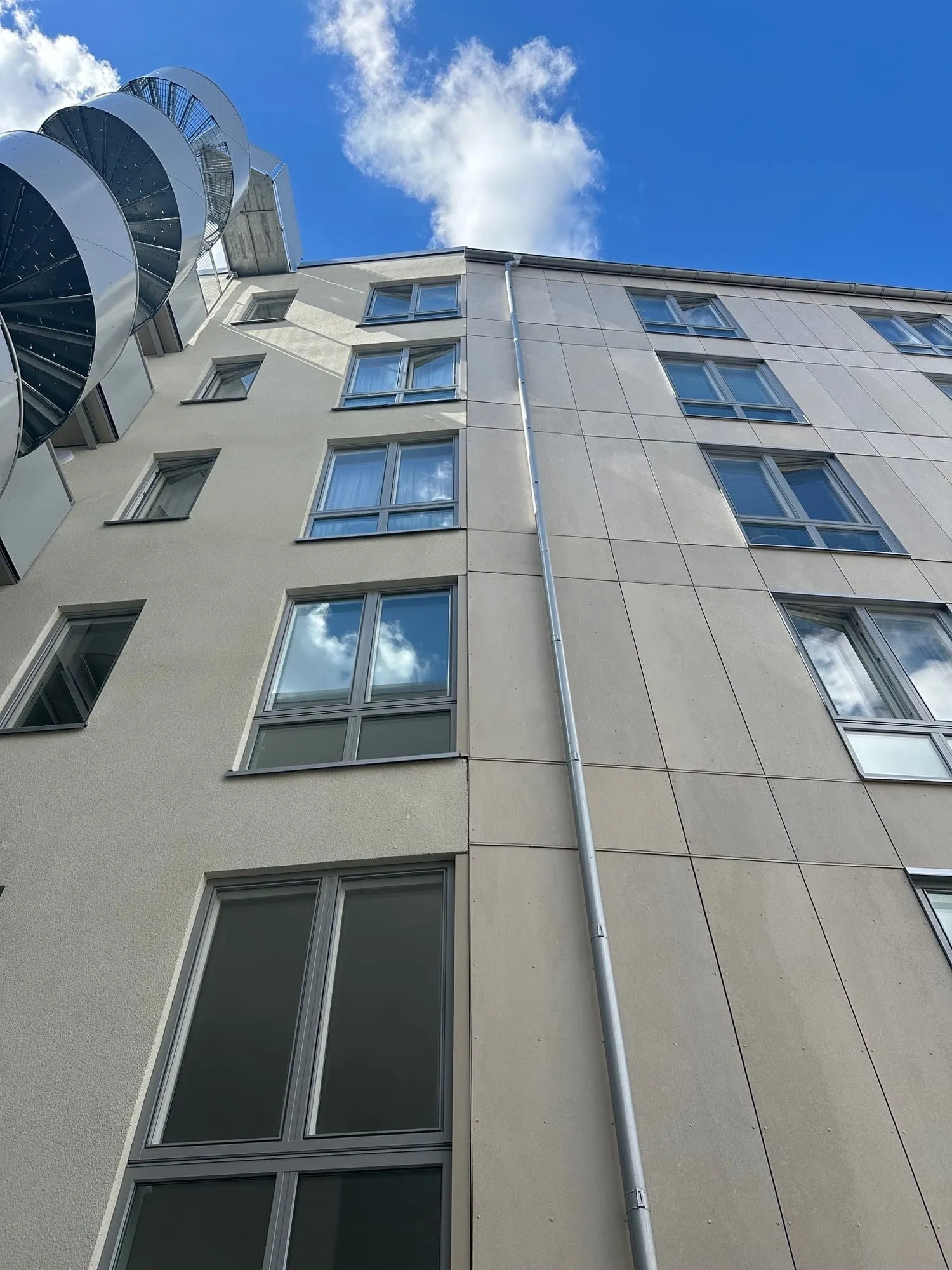 Vaade üles mööda uut vihmaveetoru Stockholmi hoone fassaadil
