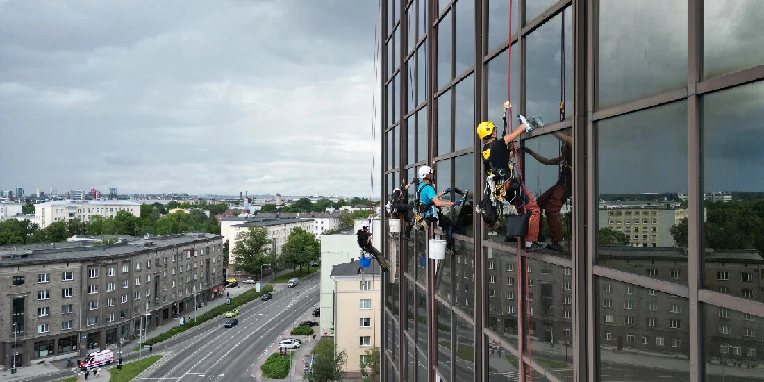 Köisligipääsu tehnikud Radisson Blu Hotell Olümpia klaasfassaadil Tallinnas